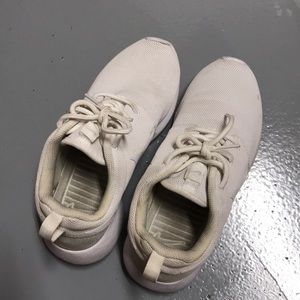 NIKE all white roshe